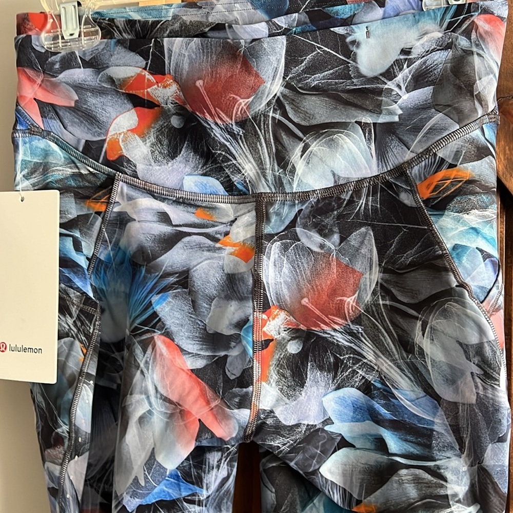 NWT fast and free, high-rise tight 25 inches with pockets size 8 - Picture 4 of 8